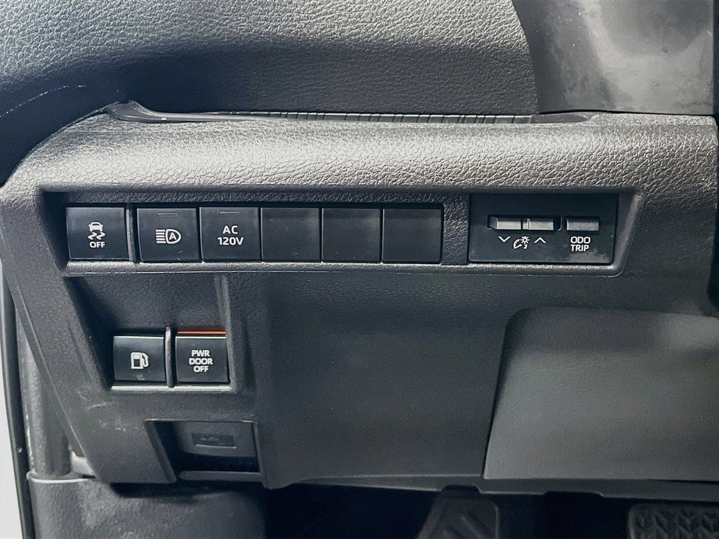 Used 2025 Toyota Sienna XSE w/ XSE Premium Package FWD image 10