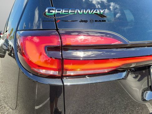 Used 2023 Chrysler Pacifica Touring-L FWD image 6