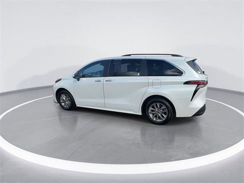 Used 2022 Toyota Sienna XLE image 6