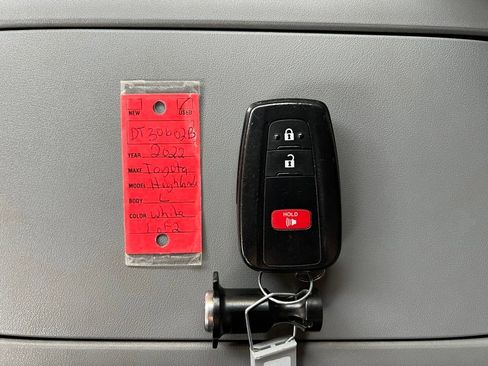 Used 2022 Toyota Highlander L image 28