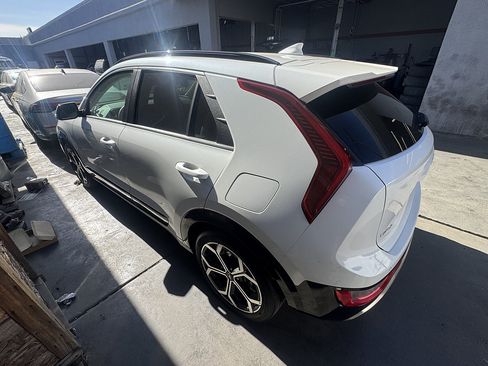 Used 2024 Kia Niro EX Touring FWD image 3