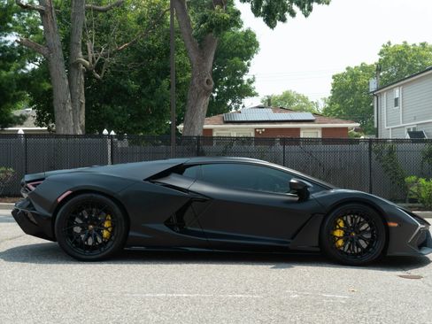 Used 2024 Lamborghini Revuelto AWD/4WD image 8