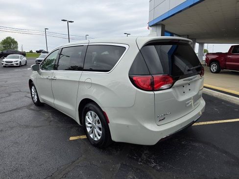 Used 2020 Chrysler Pacifica Touring w/ Advanced Safetytec Group FWD image 14