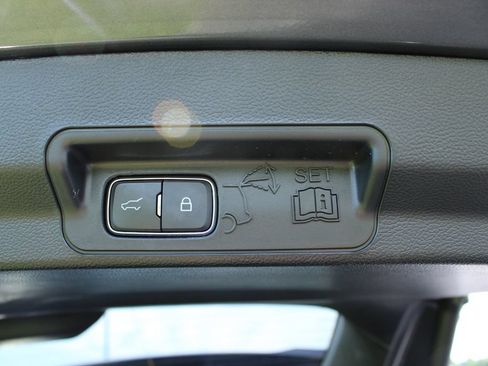 Used 2024 Ford Explorer XLT AWD/4WD image 14