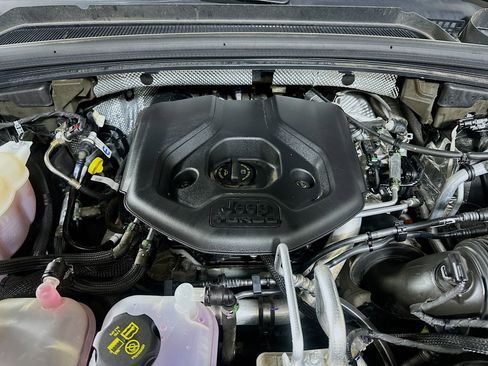 Used 2022 Jeep Grand Cherokee Overland w/ Luxury Tech Group IV image 36