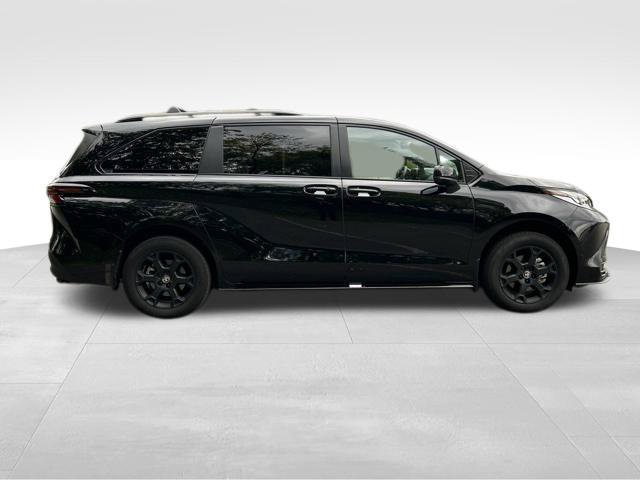Used 2025 Toyota Sienna XLE Woodland Edition AWD/4WD image 6