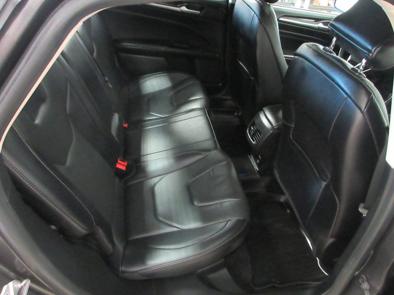 Used 2017 Ford Fusion Titanium AWD/4WD image 18