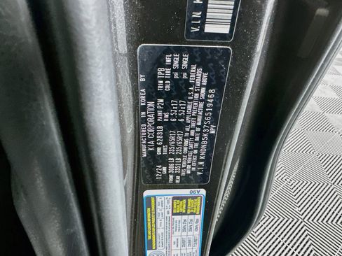 Used 2025 Kia Carnival FWD image 12