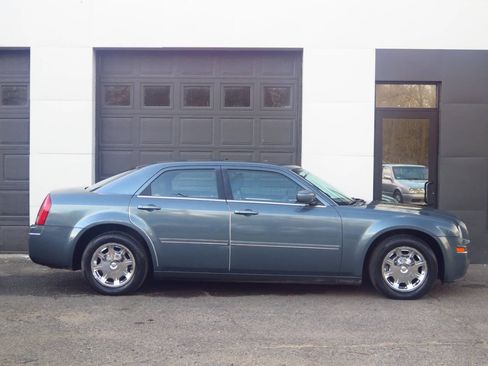 Used 2005 Chrysler 300 Touring RWD image 5