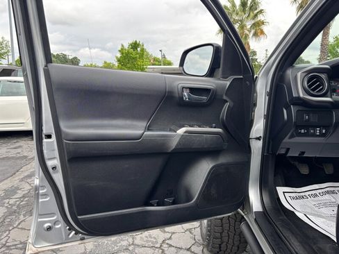 Used 2021 Toyota Tacoma TRD Off-Road w/ TRD Premium Off Road Package AWD/4WD image 15