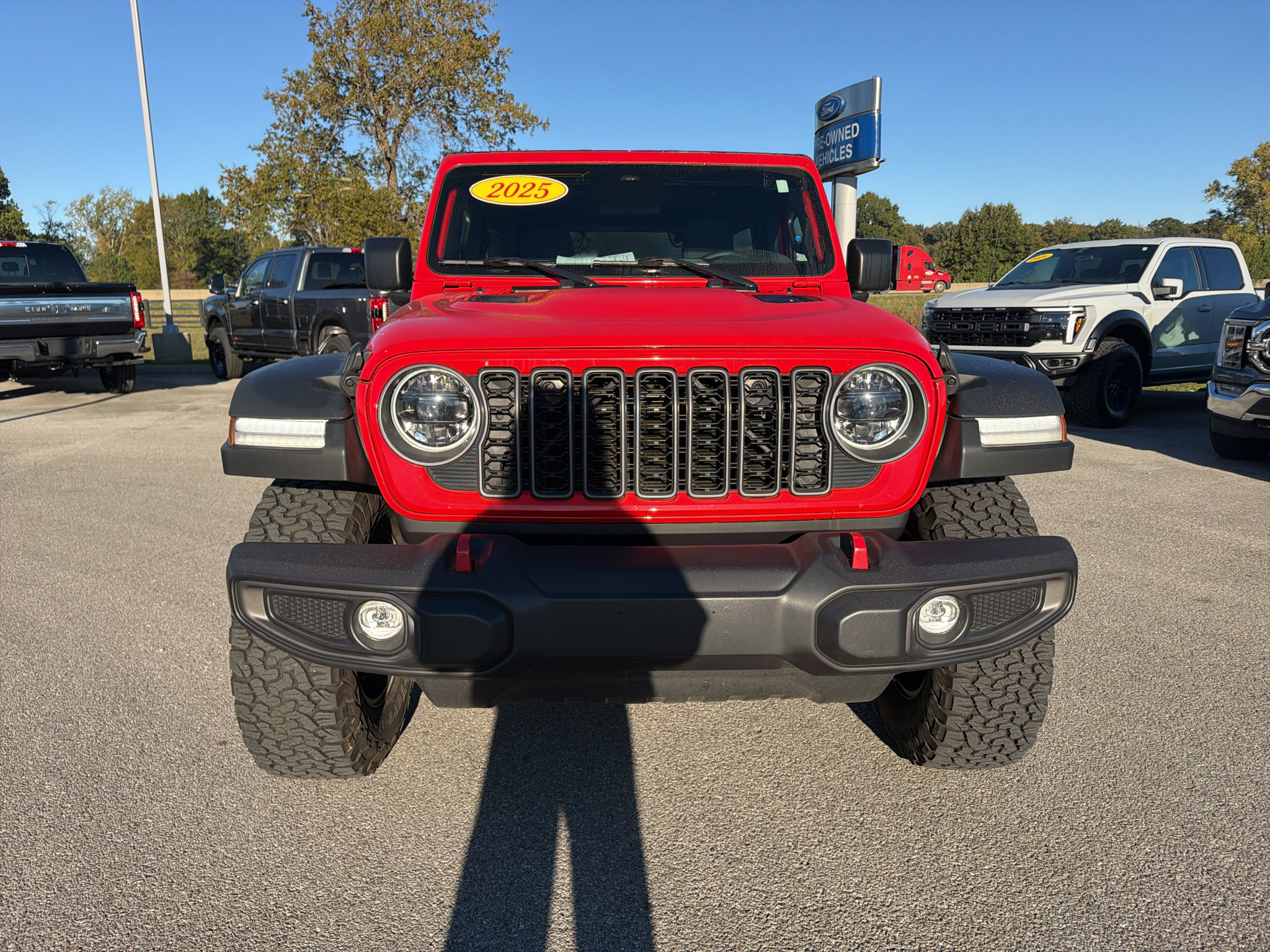 Used 2025 Jeep Wrangler Unlimited Rubicon w/ Convenience Group AWD/4WD image 2