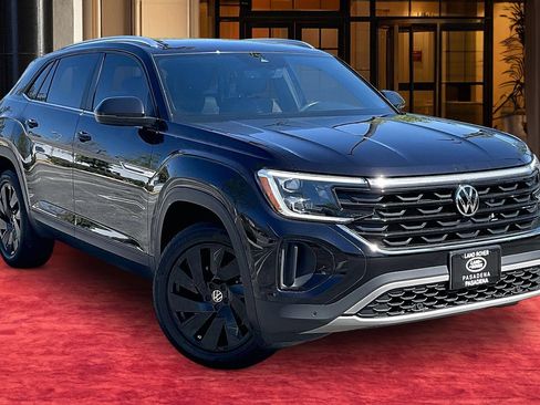 Used 2024 Volkswagen Atlas Cross Sport SE FWD image 2