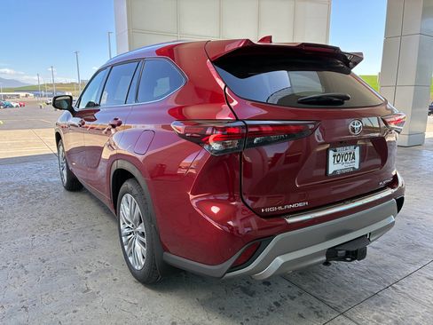 New 2026 Toyota Highlander Platinum image 10