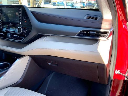 Used 2021 Toyota Highlander Limited image 18