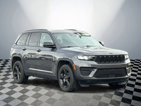 Used 2024 Jeep Grand Cherokee Altitude image 4