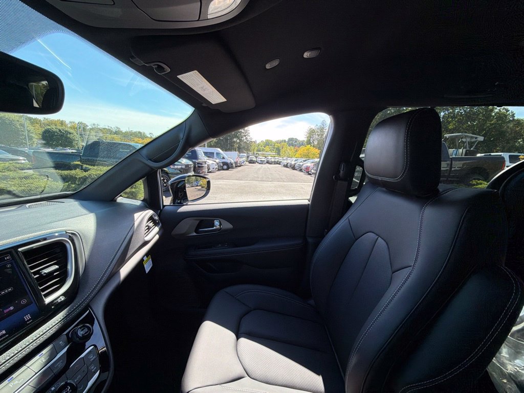New 2027 Chrysler Pacifica Select FWD image 31