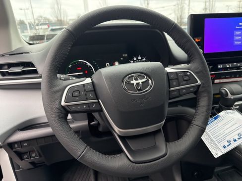 New 2026 Toyota Sienna XLE image 30