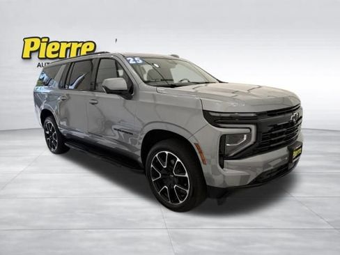 Used 2025 Chevrolet Suburban RST w/ Sun And Tow Package AWD/4WD image 9