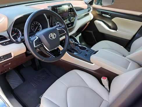 Used 2021 Toyota Highlander XLE FWD image 10