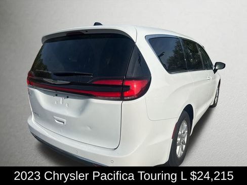 Used 2023 Chrysler Pacifica Touring-L FWD image 3