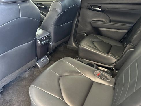 Used 2023 Toyota Highlander XLE AWD/4WD image 4