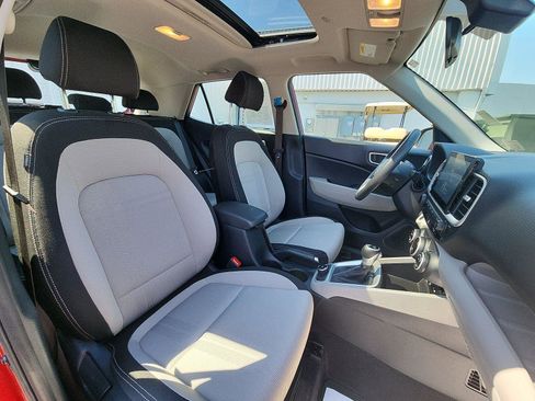 Used 2025 Hyundai Venue SEL image 24