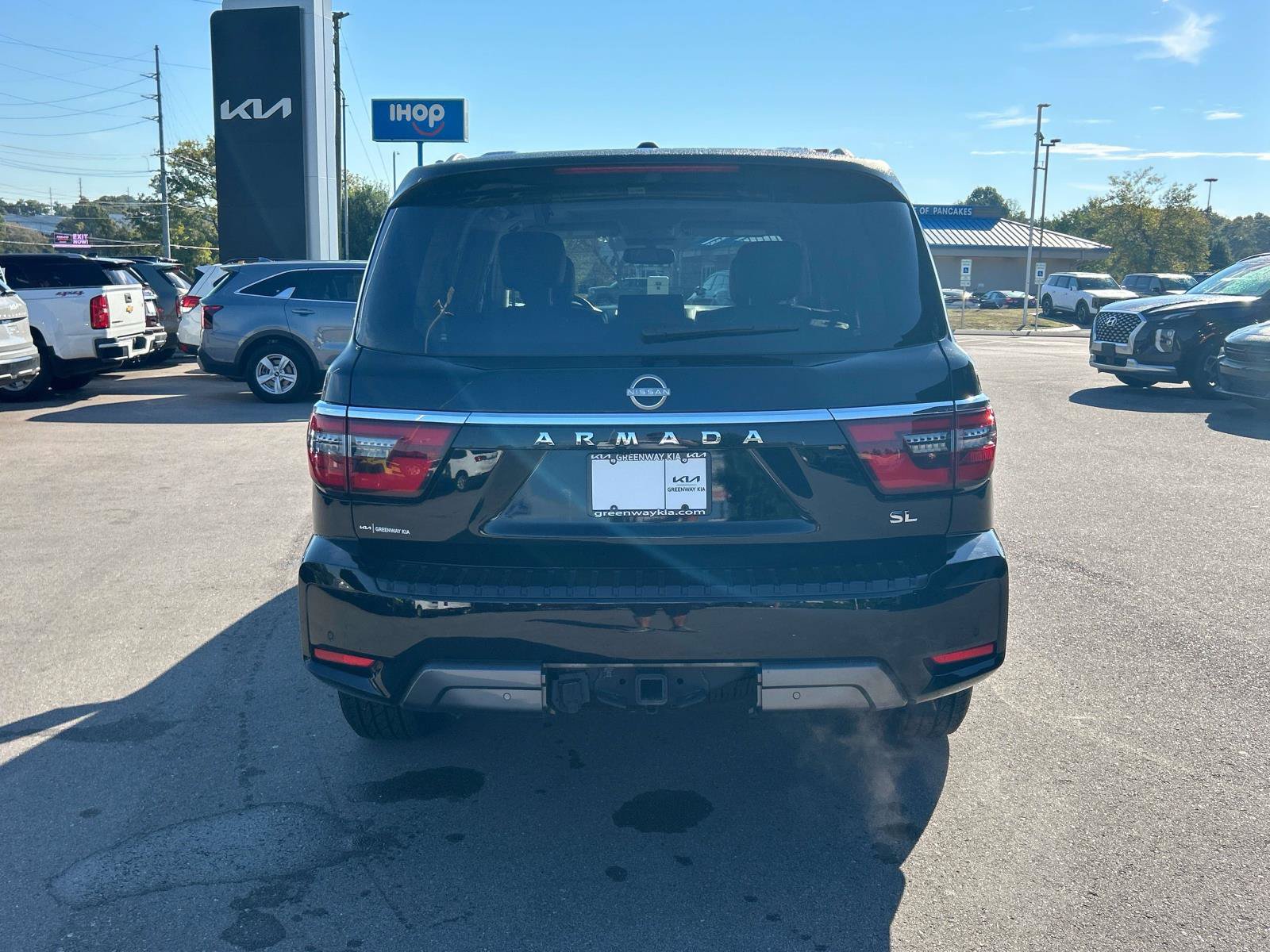 Used 2023 Nissan Armada SL w/ Captain's Chairs Package RWD image 4