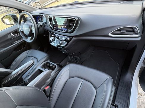 Used 2025 Chrysler Pacifica Select FWD image 29