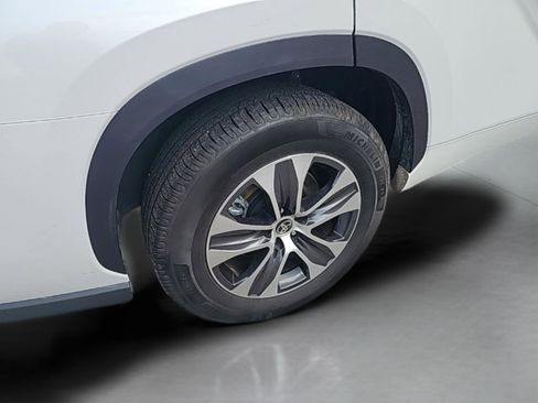 Used 2022 Toyota Highlander XLE image 17