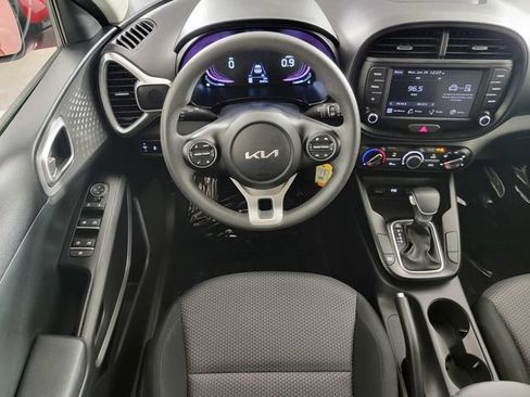 Used 2025 Kia Soul LX w/ LX Technology Package FWD image 23