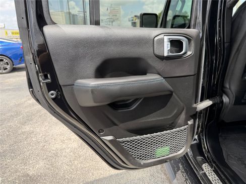Used 2022 Jeep Wrangler Unlimited Rubicon 4xe w/ Cold Weather Group AWD/4WD image 16
