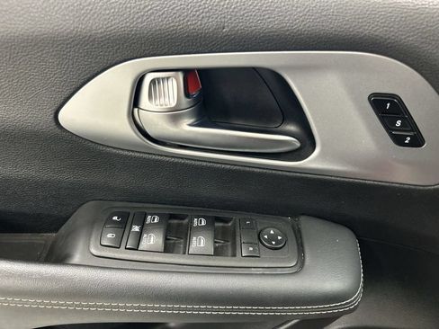 Used 2023 Chrysler Pacifica Touring-L w/ Uconnect Theater Family Group AWD/4WD image 11