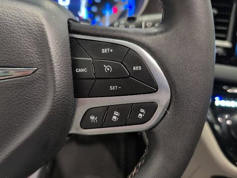 Used 2023 Chrysler Pacifica Touring-L FWD image 12