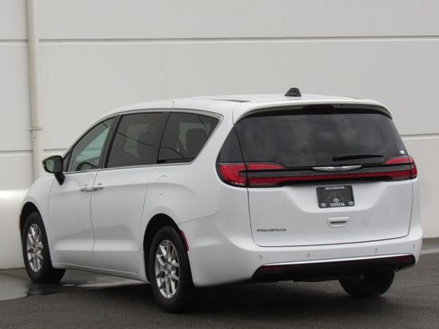 Used 2024 Chrysler Pacifica Touring-L FWD image 5