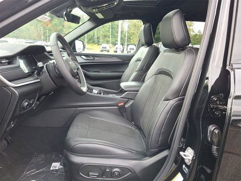 New 2025 Jeep Grand Cherokee L Altitude image 11