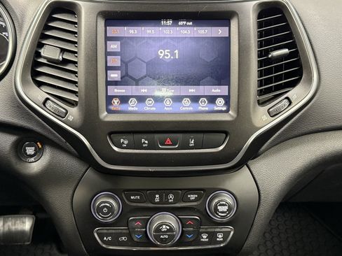 Used 2019 Jeep Cherokee Trailhawk image 25