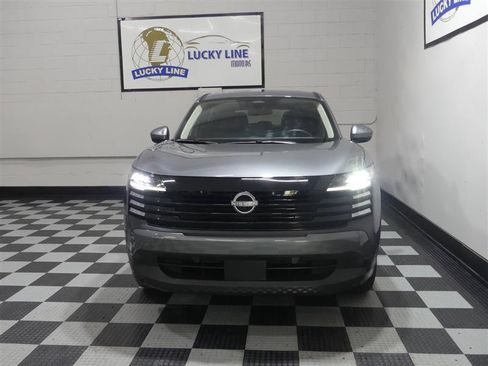 Used 2025 Nissan Kicks SV AWD/4WD image 2