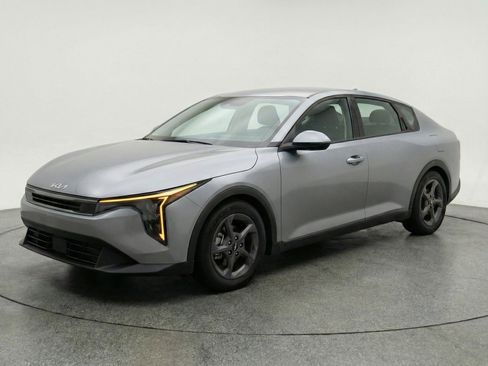 Used 2025 Kia K4 LXS image 2