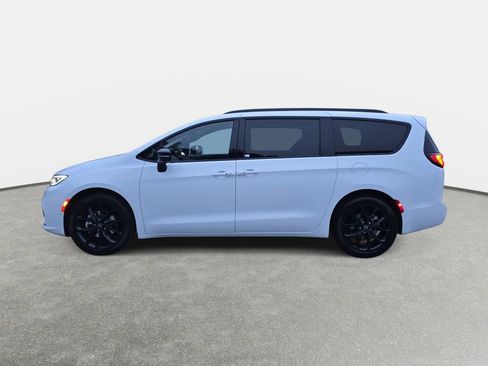 New 2026 Chrysler Pacifica Limited FWD image 8