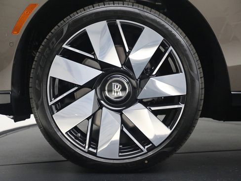 Certified 2025 Rolls-Royce Cullinan image 47