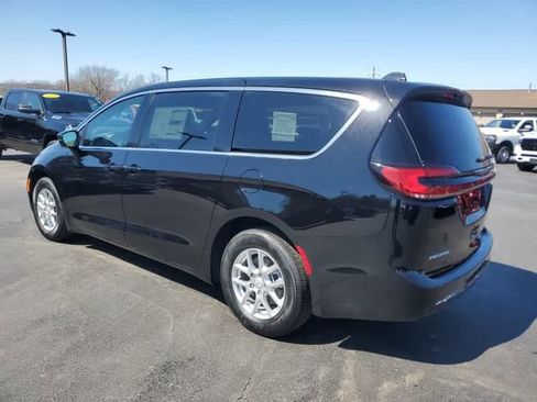 Used 2026 Chrysler Pacifica Select FWD image 3