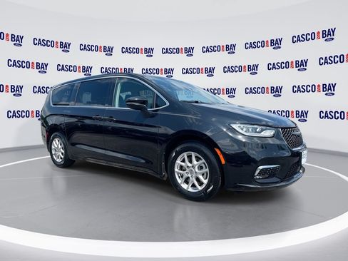 Used 2023 Chrysler Pacifica Touring-L FWD image 1