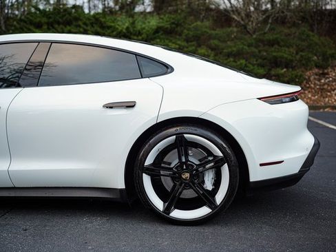 Used 2022 Porsche Taycan image 7