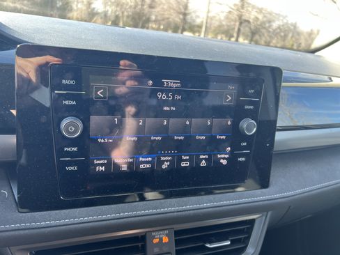 Certified 2025 Volkswagen Taos SE image 22