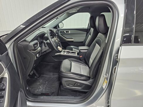 Used 2023 Ford Explorer XLT w/ Equipment Group 202A AWD/4WD image 11