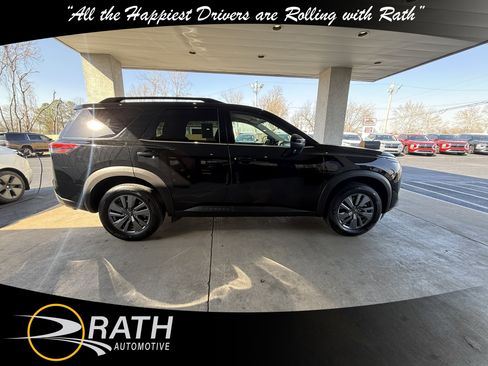 Used 2025 Nissan Pathfinder SV image 10