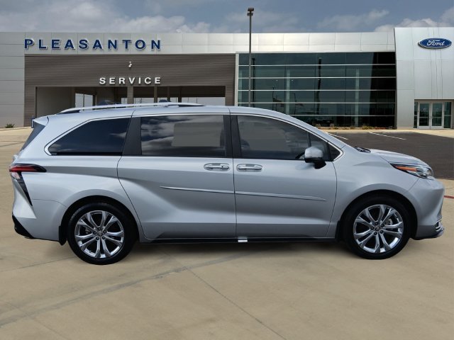 Used 2024 Toyota Sienna Platinum FWD image 6