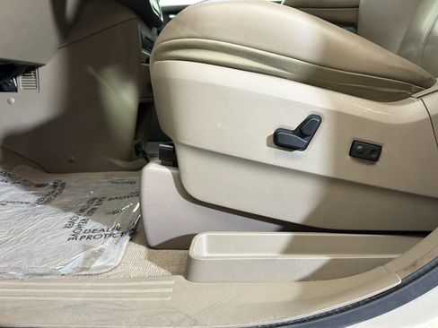 Used 2015 Chrysler Town & Country Limited Platinum FWD image 19