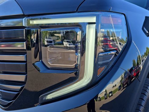 Used 2024 GMC Sierra 1500 AT4 w/ Technology Package AWD/4WD image 34