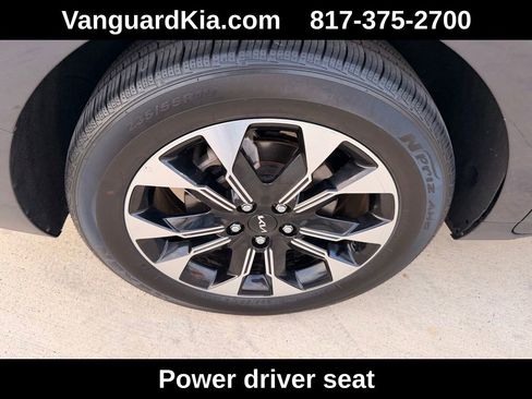 Used 2024 Kia Carnival EX image 10